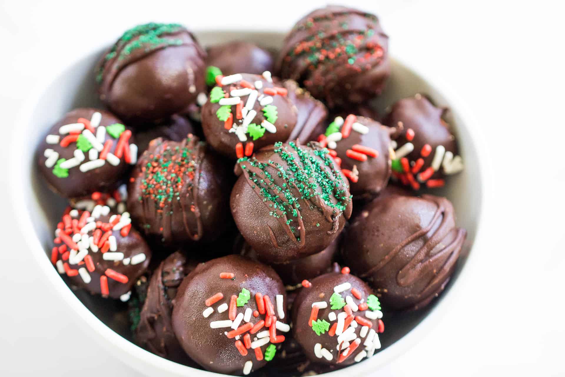 Chocolate peanut butter balls | healthier buckeyes | mamaknowsnutrition.com