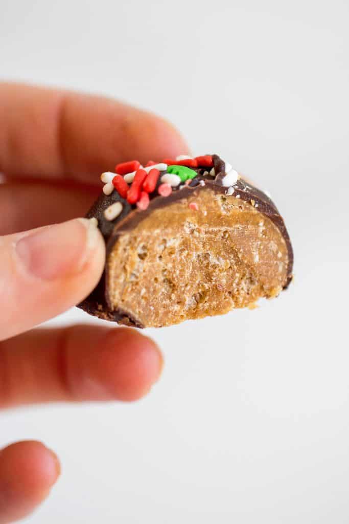 Chocolate peanut butter balls | healthier buckeyes | mamaknowsnutrition.com