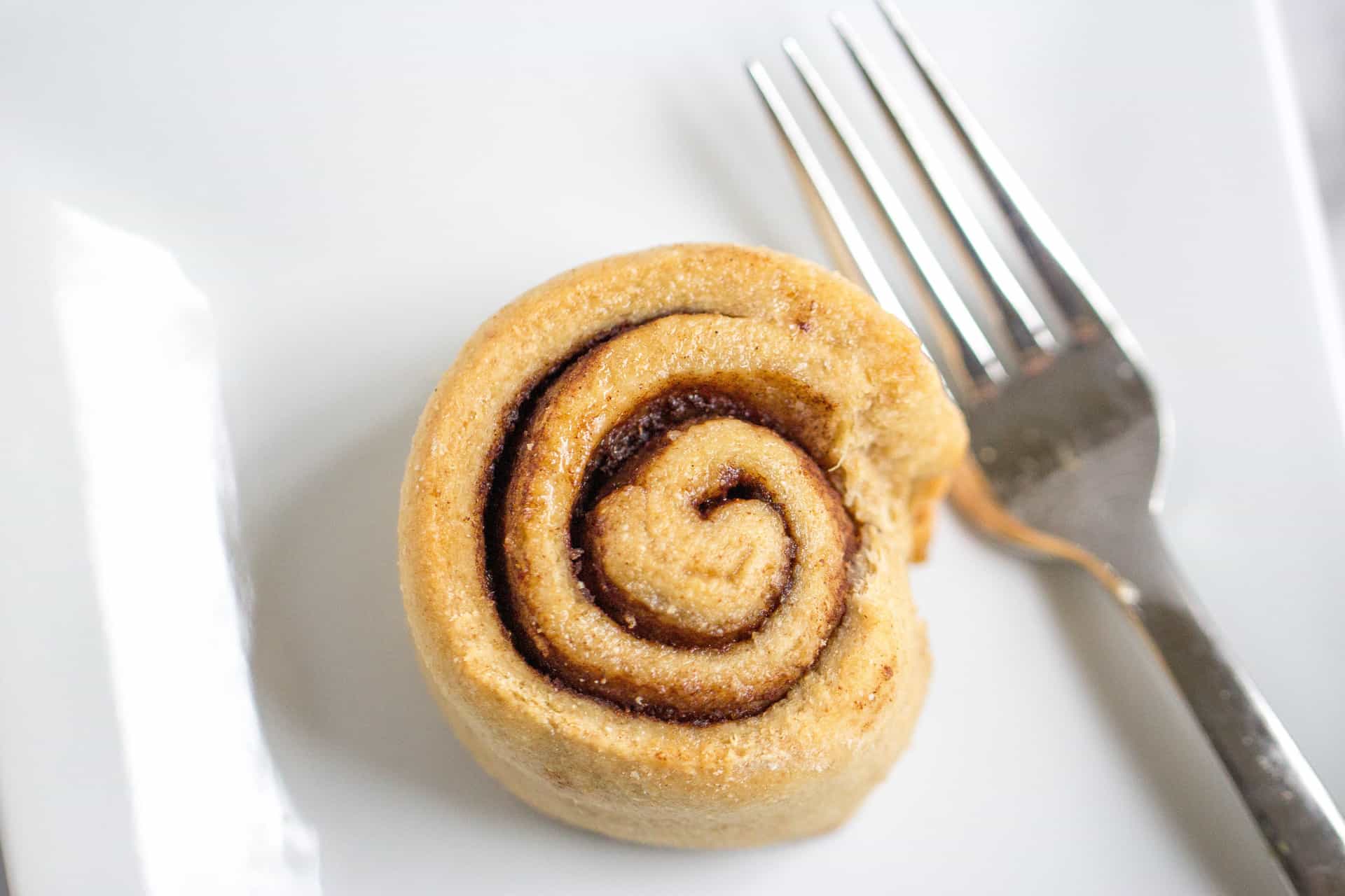 Healthier Cinnamon Rolls | mamaknowsnutrition.com