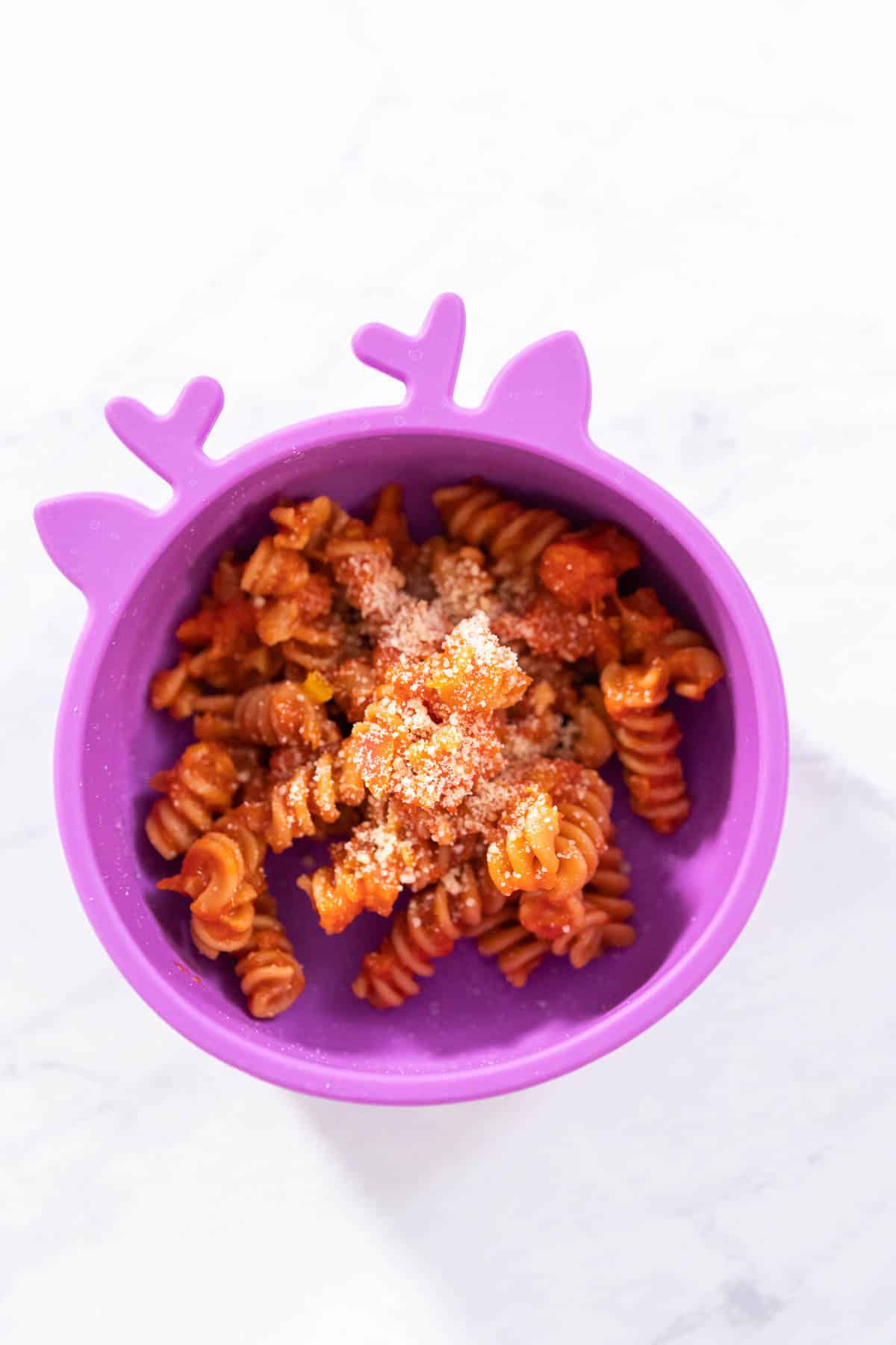 kid bowl of red lentil pasta recipe with veggie packed tomato sauce
