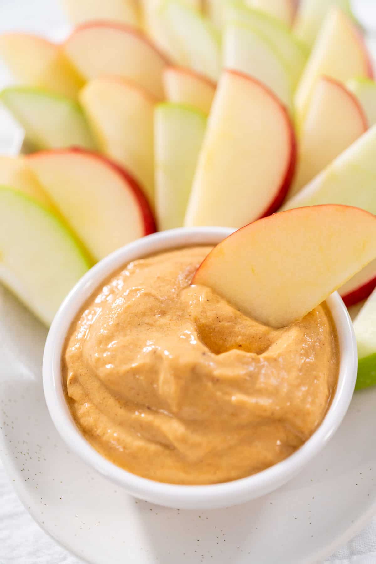 pumpkin pie yogurt with apple slices